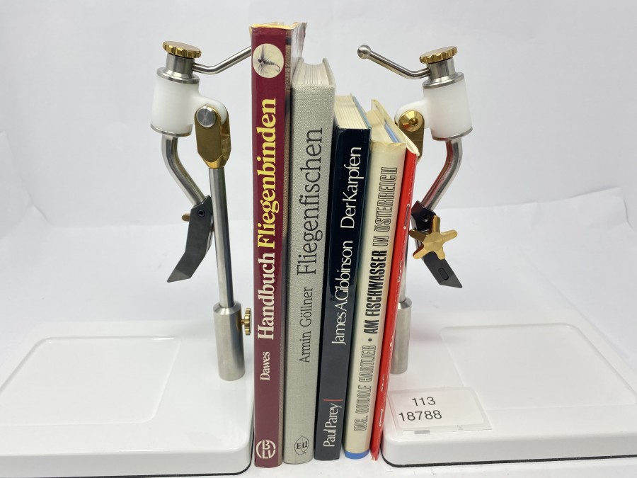 5 Bücher: Handbuch Fliegenbinden von Mike Dawes, Handbuch des Anglers Fliegenfischen von Armin Göllner, Der Karpfen von James A.Gibbinson, Am Fischwasser in Österreich von Ing. Rudolf Hartlieb, Erfolgreich Fliegenbinden von N.Hudel und G. Kretzer