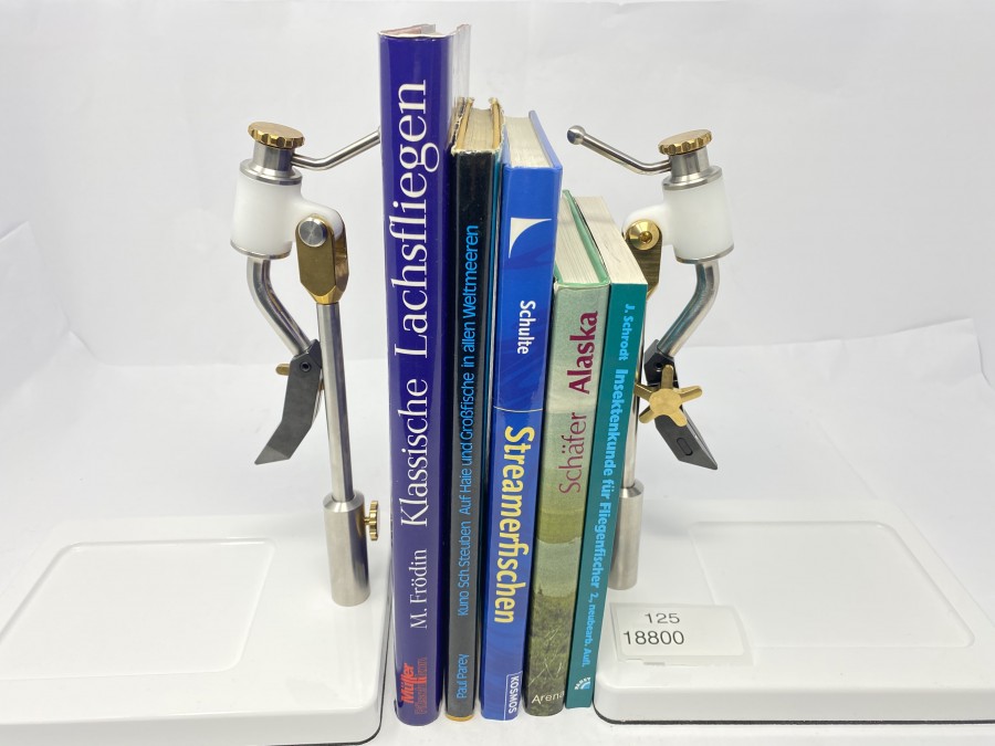 5 Bücher: Klassische Lachsfliegen von Mikael Frödin, Auf Haie und Großfische in allen Weltmeeren von Kuno Sch. Steuben, Streamerfischen von Wolfgang Schulte, Alaska von Max Schäfer, Insektenkunde für Fliegenfischer von Jürgen Schrodt