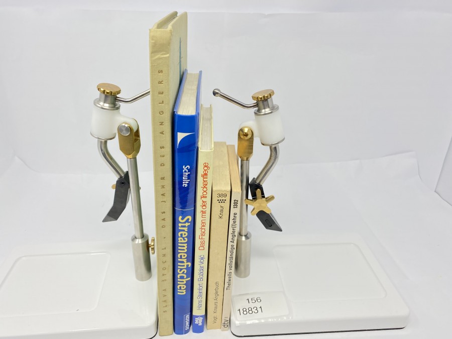5 Bücher: Das Jahr des Anglers von Slava Stochl, Streamerfischen von Wolfgang Schulte, Das Fischen mit der Trockenfliege von Hans Steinfort/Bozidar Voljc, Knaurs Anglerbuch von Dieter Vogt, Thelwells vollständige Angler(l)ehre Cartoons