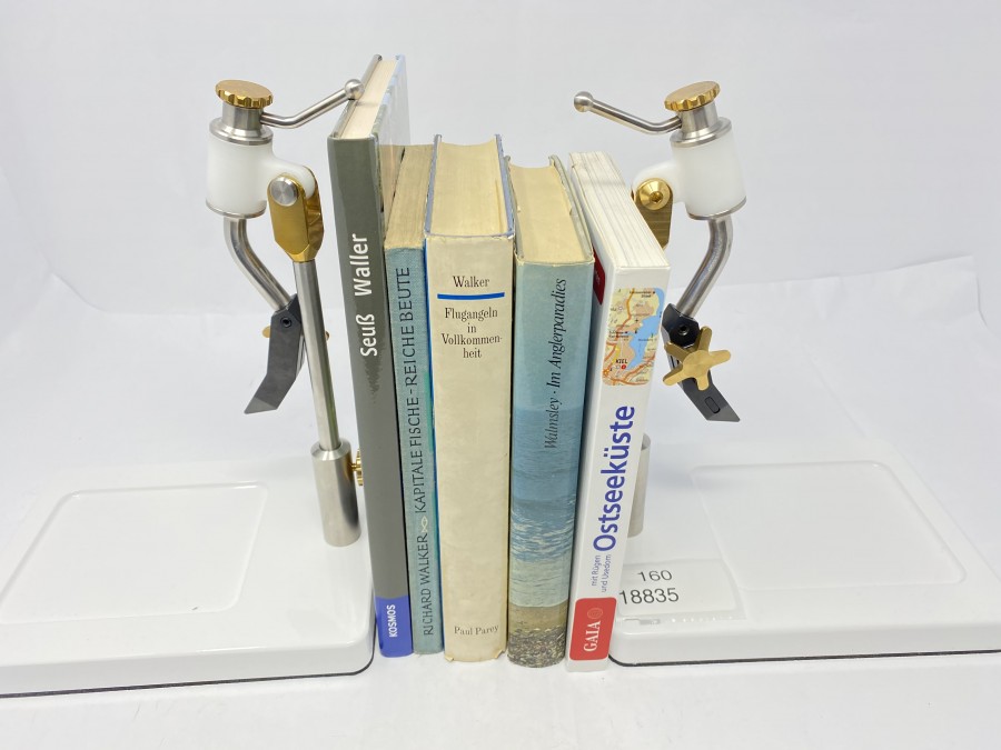 5 Bücher: Waller Giganten des Süßwassers von Stefan Seuß, Kapitale Fische Reiche Beute von Richard Walker, Flugangeln in Vollkommenheit von C.F.Walker, Im Anglerparadies von Leo Walmsley, Ostseeküste von Katrin Tams