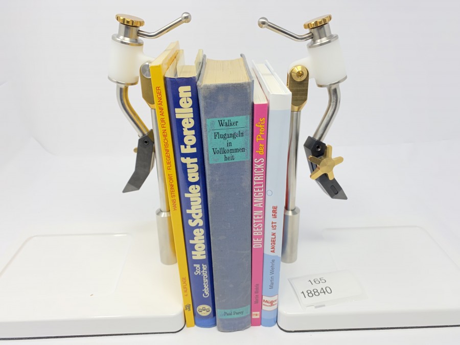 5 Bücher: Fliegenfischen für Anfänger von Hans Steinfort, Hohe Schule auf Forellen von Erich Stoll/Hans Gebetsroither, Flugangeln in Vollkommenheit von C.F.Walker, Die besten Angeltricks der Profis von Martin Wehrle, Angeln ist Irre von Martin Wehrle