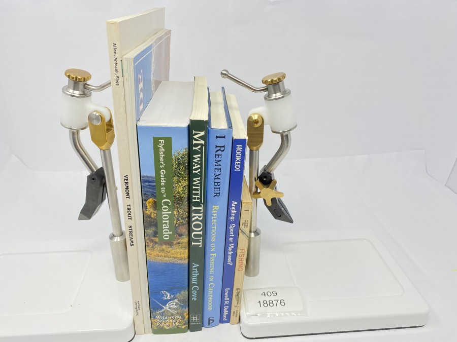 7 Amerikanische Bücher: Vermont Trout Streams von Farlow Allen, Edward Antyzak and Peter Shea, Sierra Trout Guide von Ralph Cutter, Flyfisher´s Guide to Colorado von Marty Bartholomew, My way with Trout von Arthur Cove, I Remember Reflections on Fishing in Childhood von Frederick Forsyth, Hooked von Lowell R. DeMond, Fishing von George S. Fichter/Phil Francis