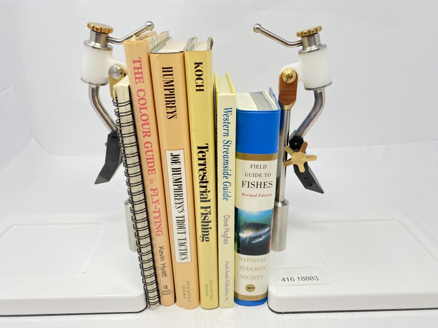 6 Amerikanische Bücher: Basic Fly Tying von Ed Koch/Norm Shires, The Color Guide to Fly Tying von Kevin Hyatt, Joe Humpreys´s Trout Tactics, Terrestrial Fishing von Ed Koch, Western Streamside Guide von Dave Hughes, National Audubon Society Field Guide to Fishes von Gilbert/Williams