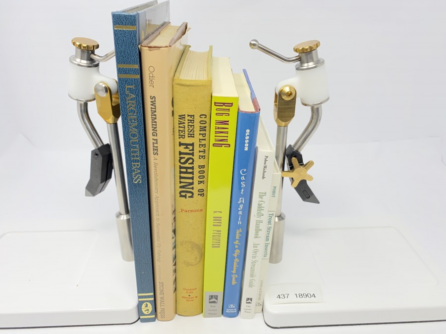 7 Amerikanische Bücher: Largemouth Bass von Don Oster, Swimming Flies von Georges Odier, Cast again von Jennifer Olsson, Complete Book of Fresh Water Fishing von P.Allen Parsons, Bug Making von C. Boyd Pfeiffer, The Caddisfly Handbook von Dick Post/Carl Richards, Trout Stream Insect von Dick Porst