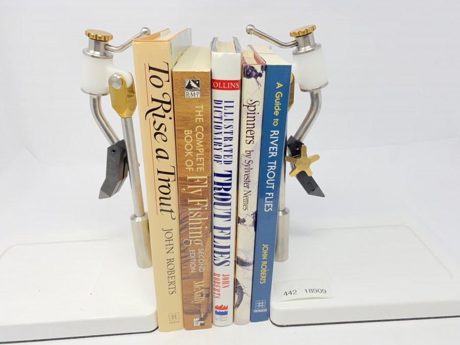 5 Amerikanische Bücher: To Rise a Trout von John Roberts, The Complete Book of Fly Fishing von Tom McNally, Illustrated Dictionary of Trout Flies von John Roberts, Spinners von Sylvester Nemes, A Guide to River Trout Flies von John Roberts