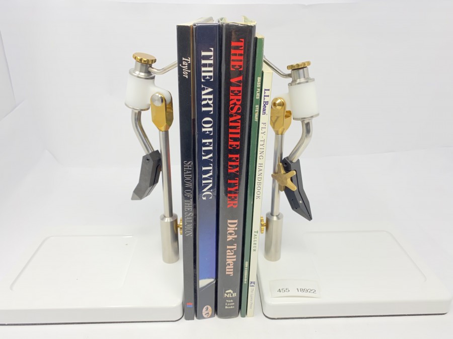 5 Amerikanische Bücher: Fly-Tying Handbook von L.L.Bean, Bass Flies von Dick Stewart, The Versatile Fly Tier von Dick Talleuer, The Art of Fly Tying von John van Vliet, Shadow of the Salmon von C. Barr Taylor
