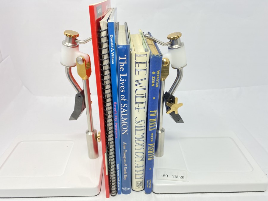 6 Amerikanische Bücher: Complete Fishing Knots & Rigs von Geoff Wilson, Tying Glass Bead Flies von Joe J. Warren, Smelt Fly Patterns von Donald A. Wilson, The Lives of Salmon von Alan Youngson/David Hay, Lee Wulff Salmon on a Fly von John Merwin. To Hell with Fishing von H.T.Webster/Ed Zero