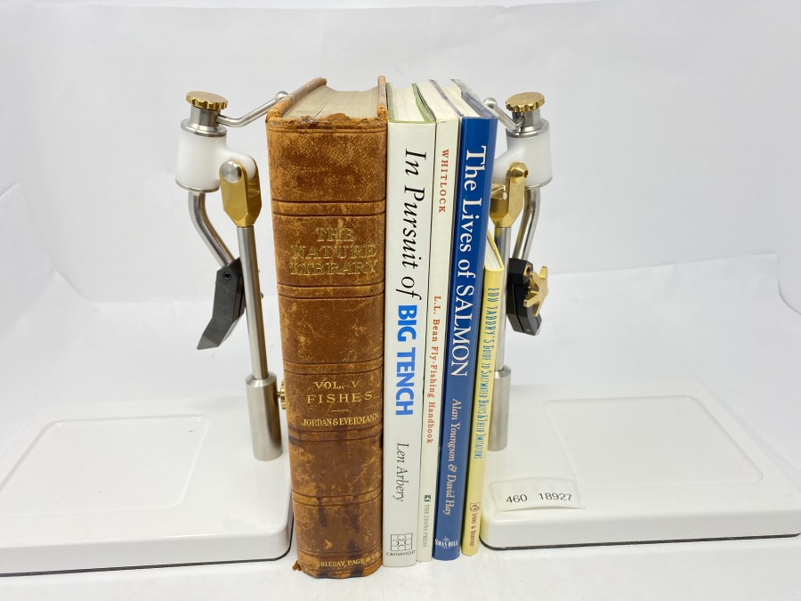 5 Amerikanische Bücher: Food and Game Fishes von David Starr Jordan/Barton Warren Evermann, In Pursuit of Big Tench von Len Arbery, Fly-Fishing Handbook von L.L. Bernd, The Lives of Salmon von Alan Youngson/David Hay, Guide to Saltwater Baits & Their Imitations von Lou Tabory`s