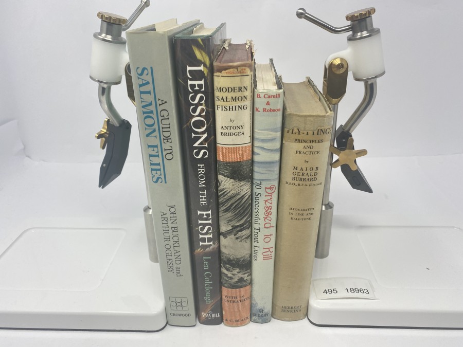 5 Bücher: A Guide to Salmon Flies von John Buckland/Arthur Oglesby, Lessons from the Fish von Len Colclough, Modern Salmon Fishing von Antony Bridges, Dressed to Kill von Bob Carnill/Kenneth Robson, Fly-Tying von Major Gerald Burkard