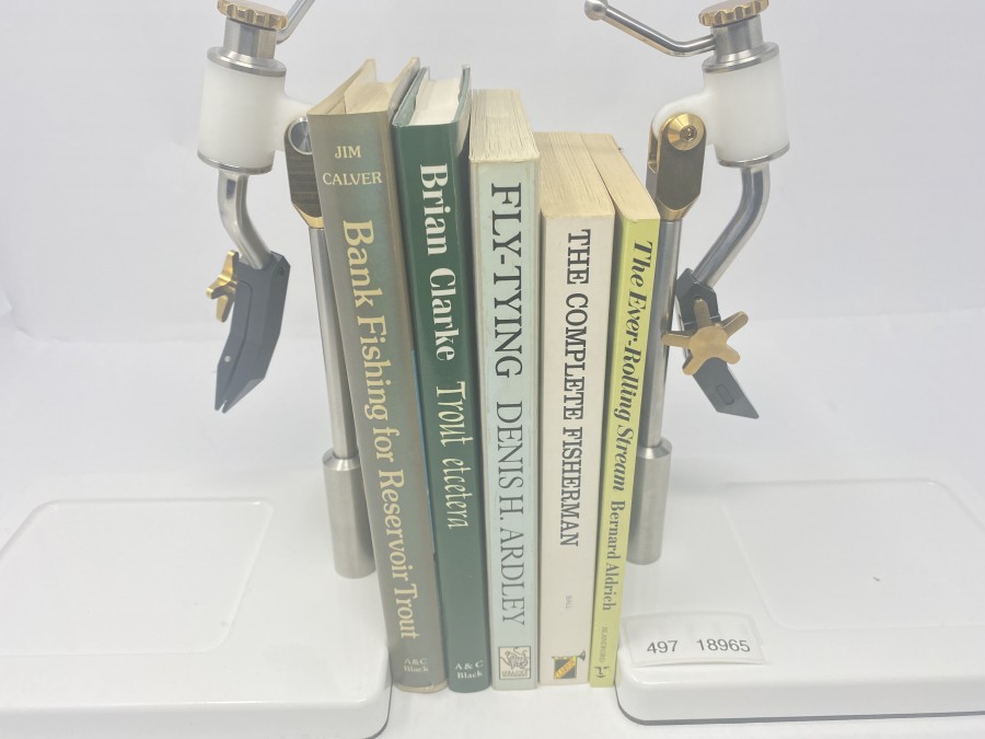 5 Bücher: Bank Fishing for Reservoir Trout von Jim Calver, Trout etcetera von Brian Clarke, A Handbook of Fly-Tying von Denis H. Ardley, The Complete Fisherman von Ian Ball, The Ever-Rolling Stream von Bernard Aldrich