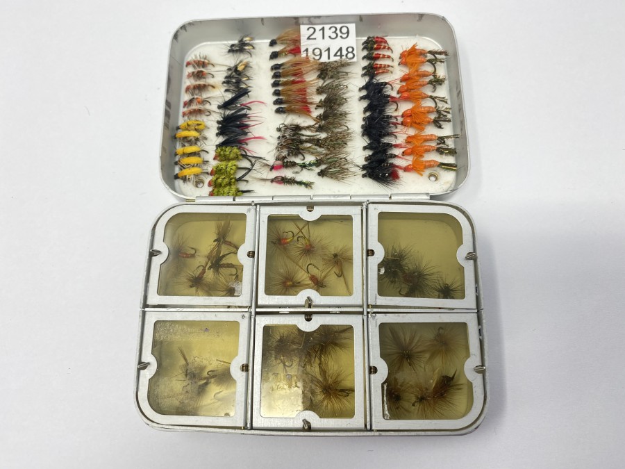 Kleine Alufliegendose, 6 Springdeckelfächer mit 24 Trockenfliegen und 70 Nymphen, gute Qualität