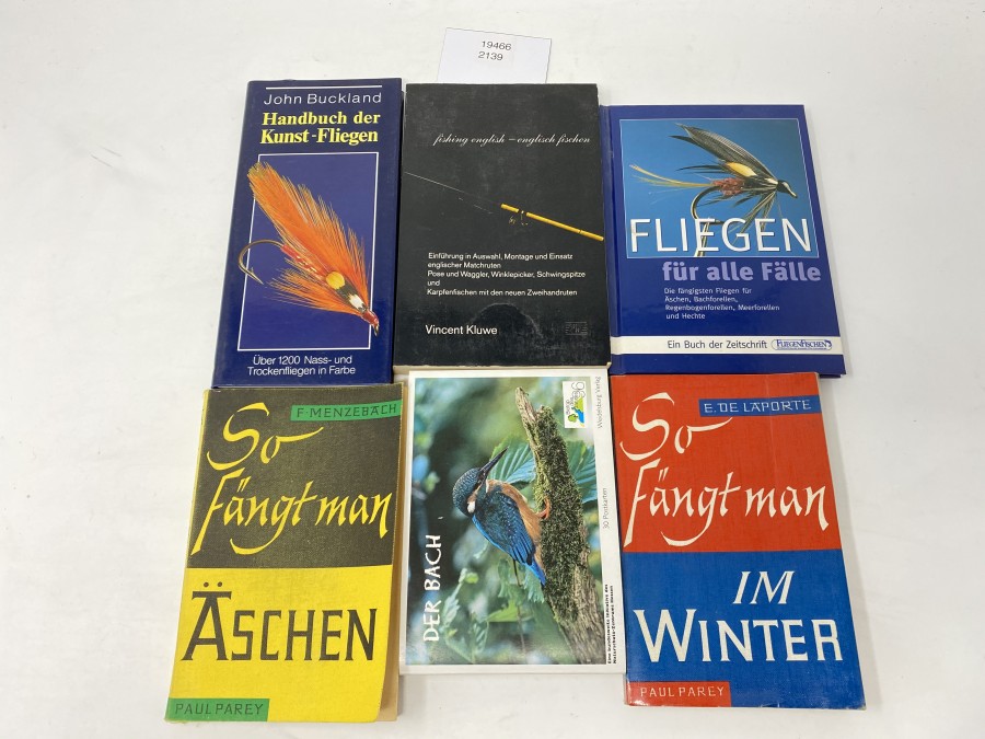 6 Büchlein: Handbuch der Kunst-Fliegen, John Buckland; Fishing english - englisch fischen, Vincent Kluwe; Fliegen für alle Fälle, Michael Werner; So fängt man im Winter, E.De Laporte; So fängt man Äschen, F.Menzebach; Der Bach, 30 Postkarten