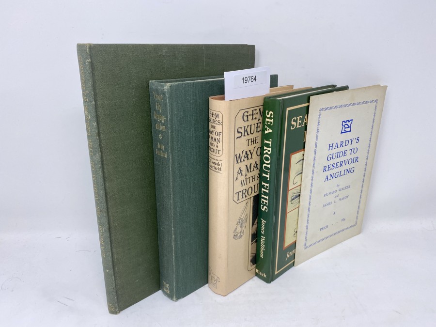 5 Bücher: An Album of the Chalk Streams, E.A. Barton, 1946; Trout Fly Recogniton, John Goddard, 1976; The Way of a Man with a Trout, G.E.M. Skues, Donald Overfield, 1977; Sea Trout Flies, James Waltham, 1988; Hardys Guide to Reservoir Angling, Richard Walker/L. Hardy