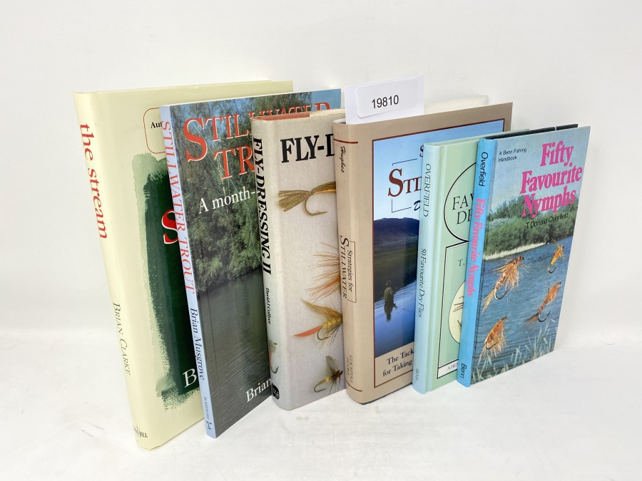 6 Bücher: the stream, Brian Clarke, 2000; Stillwater Trout, A month-bymonth guide, Brian Musgrove, 1994; Fly-Dressing II, David J. Collyer, 1981; Strategies for Stillwater, Dave Hughes, 2000; 50 Favourite Dry Flies, T.Donald Overfield, 1980; Fifty Favorite Nymphs, T. Donald Overfield, 1978