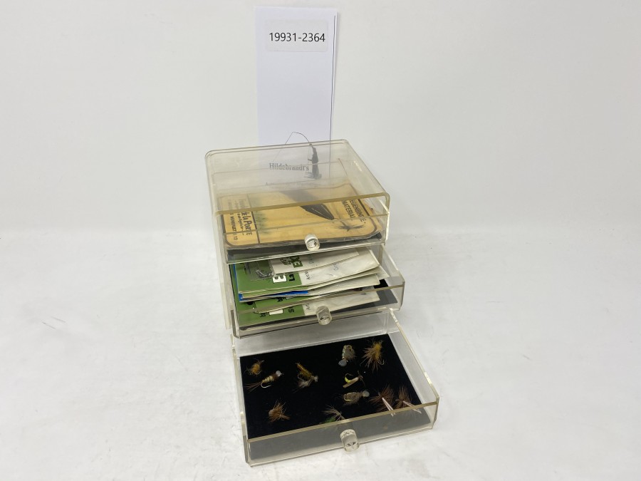 Plexiglasbox mit Entenbürzelfeder von Frank de la Porte, 10 Streamer und Lachsfliegen von Expert, und 1 interessante  Trockenfliege und Nymphen