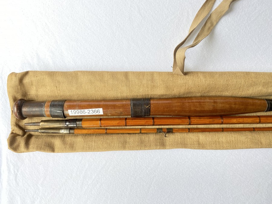 Gespliesste Fliegenrute 3tlg., 2,80m, #7, Spitze gekürzt, 1 Leitring fehlt, schöner Holzgriff, Futteral, schöne Dekorationsrute