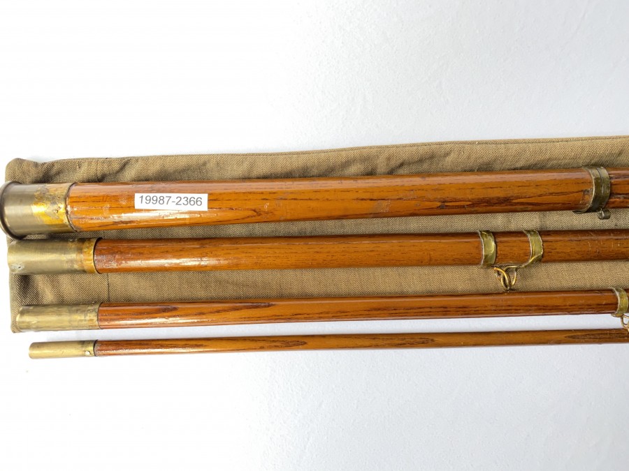 Angelrute um 1850 - 70, Holz, 4tlg., 4.00m, Messingbeschläge und Porzellanspitzenring, sehr interessantes Sammlerstück, im Originalfutteral, leider keine Markung