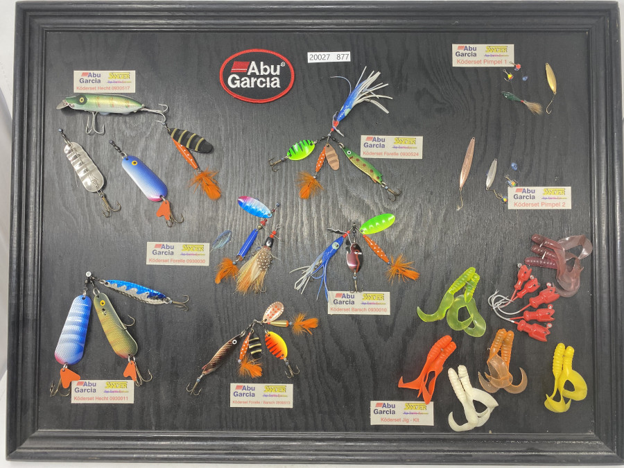 ABU Garcia Köder Display, 48 x 64cm, mit 29 Ködern (1 Köder und 2 Haken fehlen, diese sind aber leicht zu ersetzen). Ein Display für einen Sammler, der neuere ABU Köder sammelt.