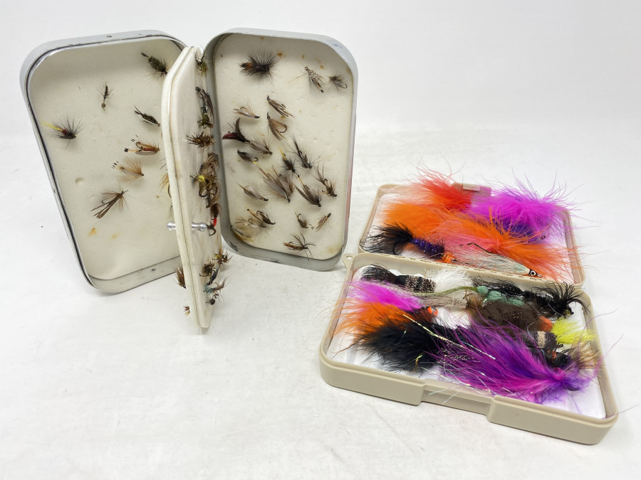2 Fliegenboxen: Wheatley mit 70 Trockenfliegen, Nassfliegen, Nymphen und Streamer, Kunststoffbox mit 20 Steelheadfliegen