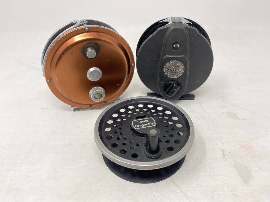 2 Fliegenrollen; DAM Quick 45, technisch in Ordnung, Gebrauchsspuren und Leeda DragonFly 80, British Fly Reel Ltd, Rechtshand, Klasse 5, Reservespule, Gebrauchsspuren