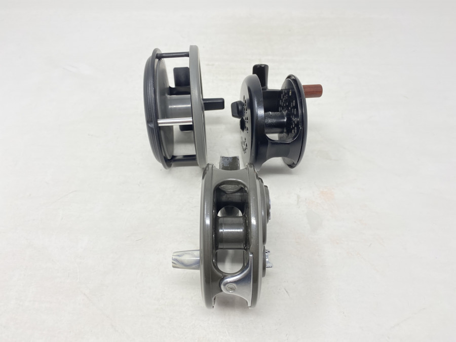 3 Fliegenrollen: Ron Thompson Dynadisc, 7/8, Linkshand, gutes Bremssystem, Intrepid Super Fly Reel, #5, Rechts- oder Linkshand und Graphite Composite SR 2820, alle Rollen in gutem Zustand
