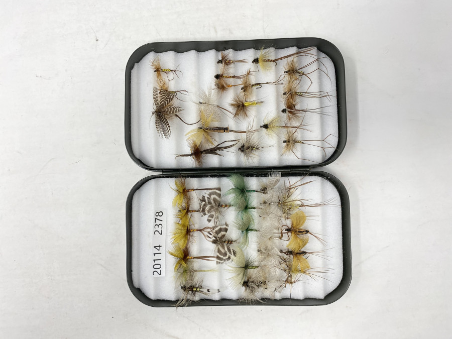 Alu Fliegenbox, Superfine Flies, C.F. Orvis, im Deckel beidseitig geschlitzter Schaumstoff, 40 Maifliegen