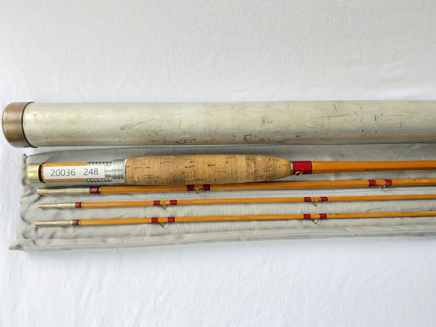 Gespliesste Fliegenrute, Leonard DF 50, 3tlg., 8 Fuß, gebaut für eine #5, Reservespitze, ca. 1950 gebaut, mittelschnelle Aktion mit Leonard Kappe aus dieser Zeit. Die Kappe ist gestempelt The Leonard Rod, H.L.Leonard Rod Co. Makers REG.U.S. Pat. Off, Futteral und Alutransportrohr, Gebrauchsspuren