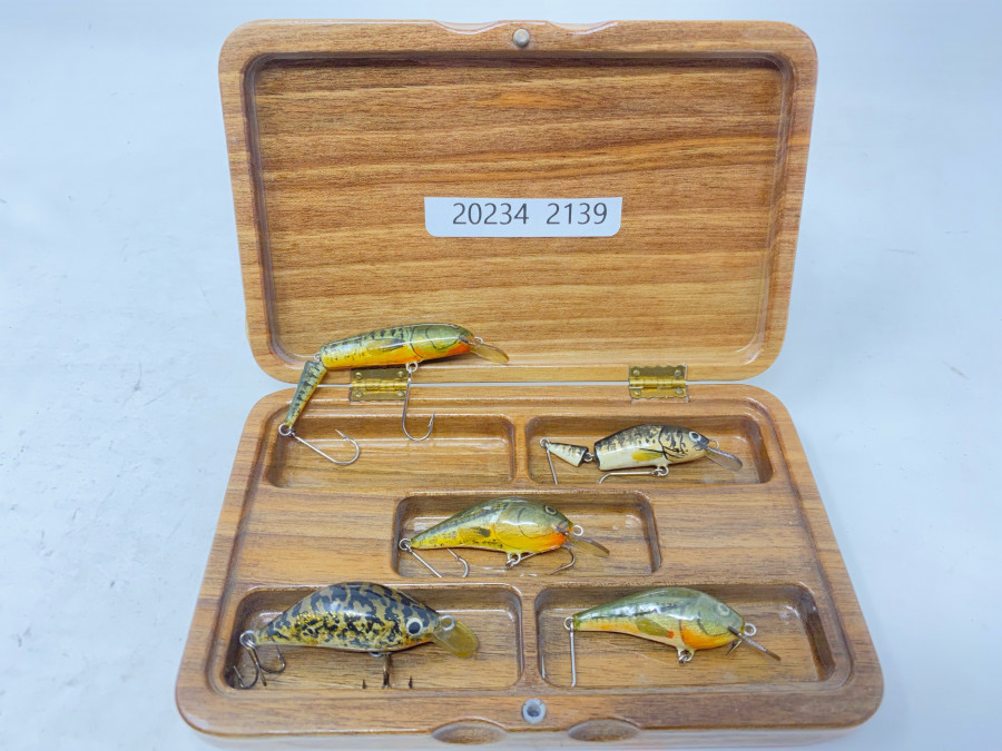 Schöne Holzköderbox mit 5 kleinen handgefertigten Wobblern, 35 bis 65cm lang, neu und ungefischt