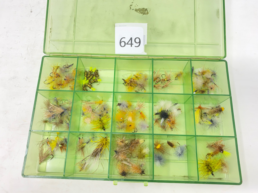 Kunststoff-Fliegenbox mit ca. 200 ordentlichen Fliegen und Nymphen, viele CDC Fliegen
