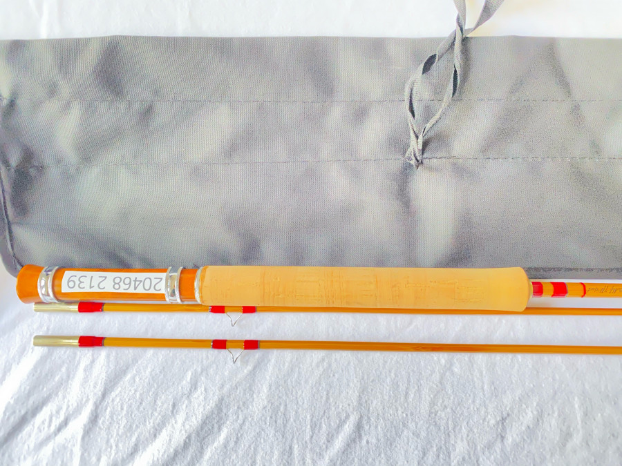 Gespliesste Fliegenrute, Ritz fly rod, 2tlg, 2,10m lang, Klasse 4, 85 Gramm, Ersatzspitze, beide Spitzen gerade, jeweils 15 Gramm, Parabolische Aktion, MADE IN CHINA , sehr ordentliche Arbeit, Futteral, neu und ungefischt