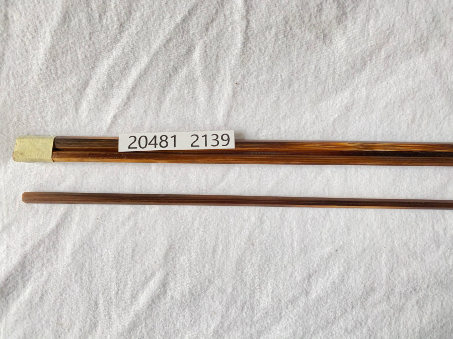 Gespliesster Fliegenrutenblank, geflämmt, 2tlg., 2,25m, Klasse 4/5, ohne Hülsen, Blankgewicht 52 Gramm, Reservespitze, Kunststoff Transportrohr, neu