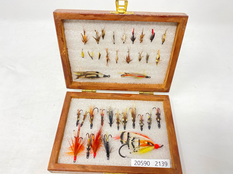 Holzbox mit 15 Lachs-Doppelhakenfliegen, 3 Lachsfliegen und 18 Nassfliegen