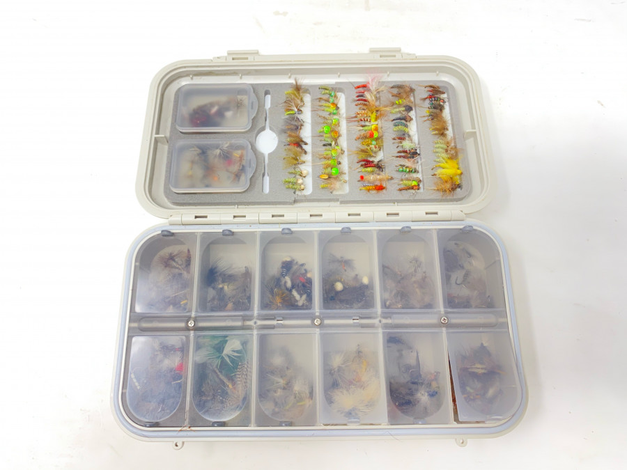 Fliegenbox, C & F Design, mit 11x15 und 2x10 Trockenfliegen und 115 Nymphen, insgesamt 300 brauchbare Fliegen