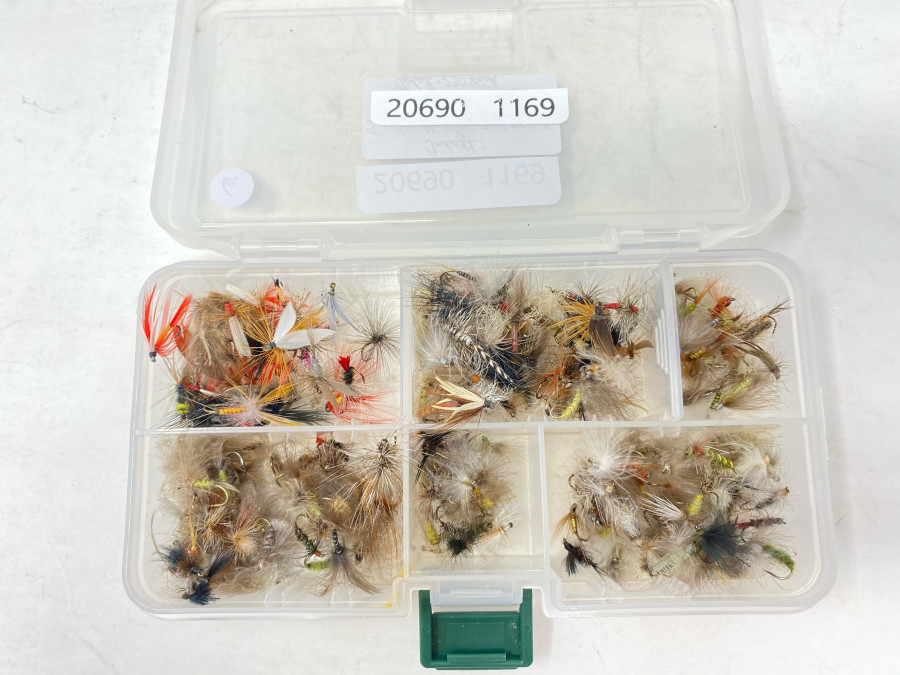 Kunststoff Fliegenbox mit 2x50, 2x40 und 2x25 Trockenfliegen, insgesamt 230 brauchbare Fliegen