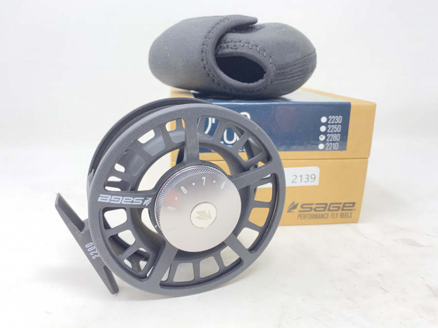 Fliegenrolle Sage 2200 Series, Modell 2280, black/platinum, Rechts- oder Linkshand, Neopren Rollentasche, neu im Karton