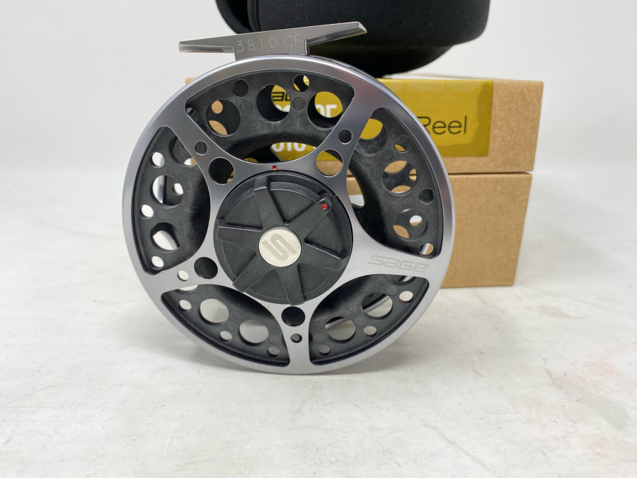 Fliegenrolle Sage 3810 CF, Rechts- oder Linkshand, Klasse 9/10, Neopren Rollentasche im Karton, neu