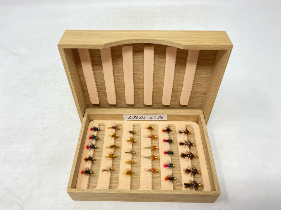 Holzfliegenbox mit 30 Goldkopf Minijig´s