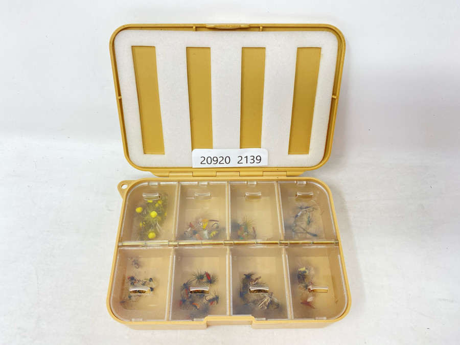 Kunststoff Fliegenbox, 8 Klappdeckel, 80 Trockenfliegen für Äschen und Forellen