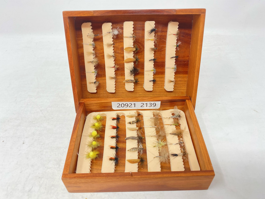 Holzbox mit 50 Trockenfliegen für Äsche und Forelle, ordentliche Qualität