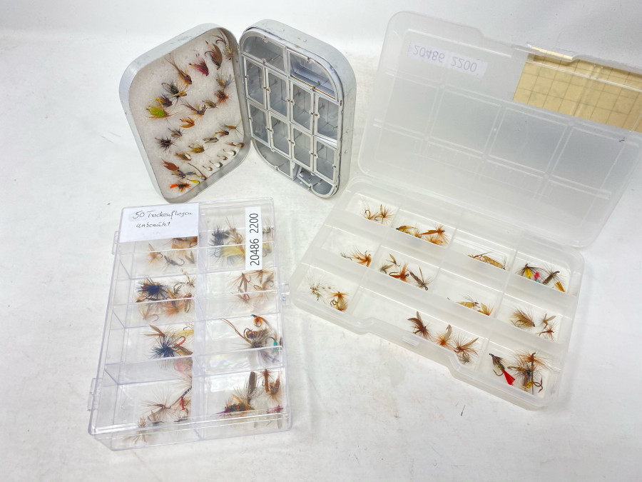 3 Fliegenboxen: Wheatley mit 30 Nassfliegen und Nymphen, Klarsichtbox mit 50 Trockenfliegen, Kunststoffbox mit 40 Trockenfliegen