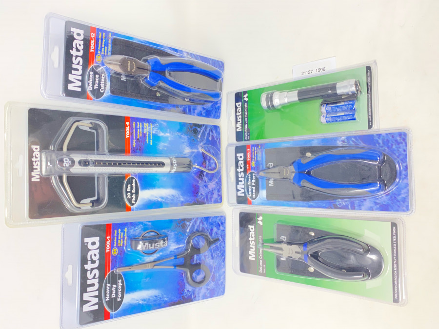 Mustad Anglerset, bestehend aus: Aluminium Led Flashlight, 2 Batterien, Heavy Duty Forceps, 15cm lang, mit Nackenband, Long Nose Bend Pliers. starker Griff, idealer Hakenlöser für grosse Fische, mit Etui, Deluxe Trace Cutters, mit Etui, Deluxe Crimp Pliers, mit Etui, 20 lbs Fish Scales, Federzugwaage mit Memoryfunktion, bis 20 Pfund, Werkzeuge aus Edelstahl