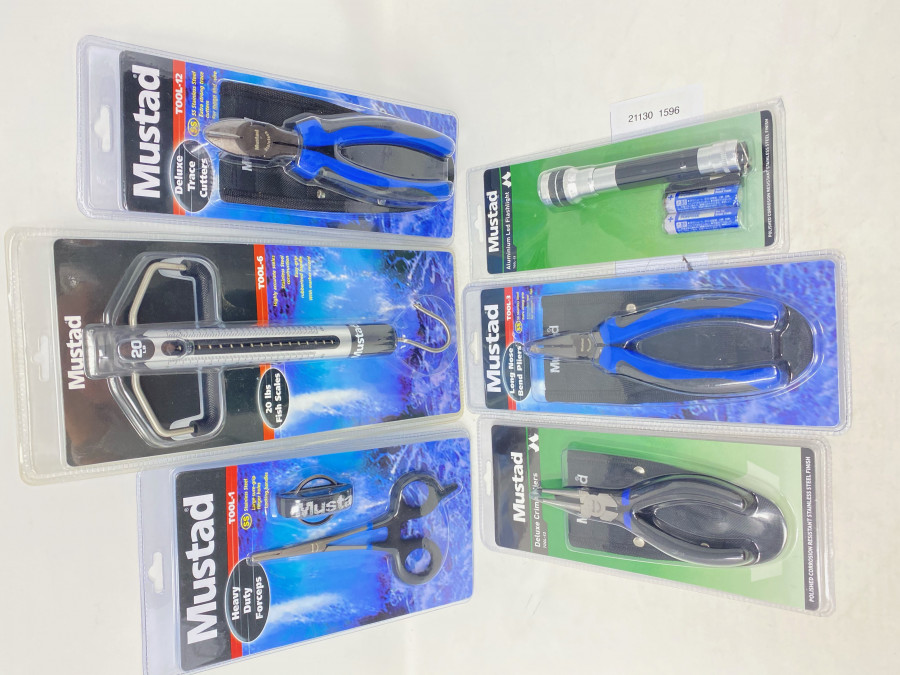 Mustad Anglerset, bestehend aus: Aluminium Led Flashlight, 2 Batterien, Heavy Duty Forceps, 15cm lang, gerade Spitze, mit Nackenband, Long Nose Bend Pliers, starker Griff, idealer Hakenlöser für grosse Fische, mit Etui, Deluxe Trace Cutters, mit Etui, Deluxe Crimp Pliers, mit Etui, 20 lbs Fish Scales, Federzugwaage mit Memoryfunktion, bis 20 Pfund, Werkzeuge aus Edelstahl
