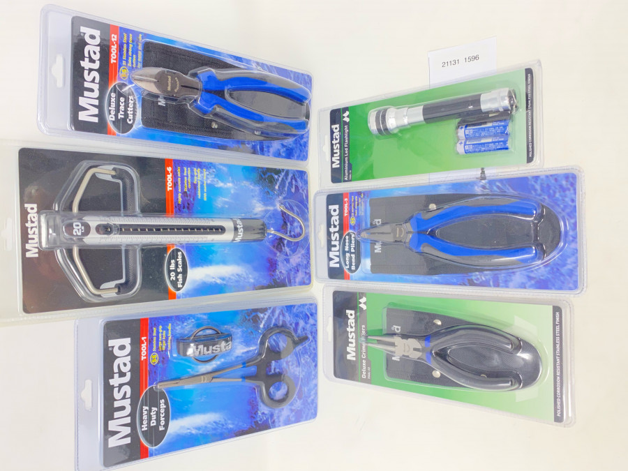 Mustad Anglerset, bestehend aus: Aluminium Led Flashlight, 2 Batterien, Heavy Duty forceps, 15cm lang, gerade Spitze, mit Nackenband, Long Nose Bend Pliers, starker Griff, idealer Hakenlöser für grosse Fische, mit Etui, Deluxe Trace Cutters, mit Etui, Deluxe Crimp Pliers, mit Etui, 20 lbs Fish Scales, Federzugwaage mit Memoryfunktion, bis 20 Pfund, Werkzeuge aus Edelstahl