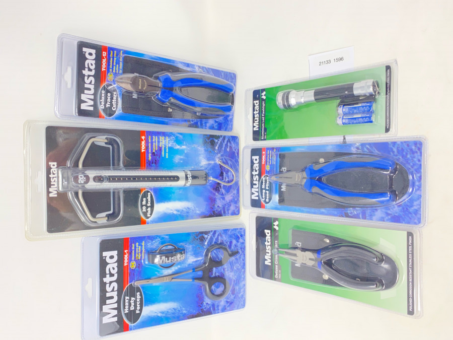 Mustad Anglerset, bestehend aus: Aluminum Led Flashlight, 2 Batterien, Heavy Duty Forceps, 15cm lang, gerade Spitze, mit Nackenband, Long Nose Bend Pliers, starker Griff, idealer Hakenlöser für große Fisch, mit Etui, Deluxe Trace Cutters, mit Etui, Deluxw Crimop Pliers, mit Etui, 20 lbs Fish Scales, Federzugwaage mit Memporyfunktion, bis 20 Pfund, Werkzeuge aus Edelstahl