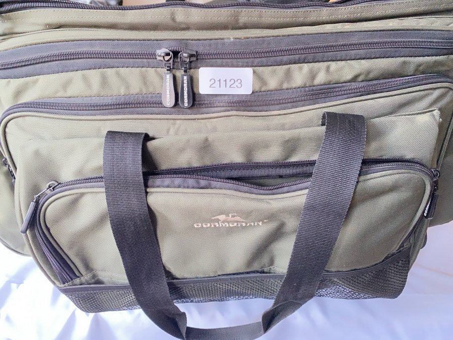 Anglertasche von Cormoran, 60 x 30 x 40 cm, 1 Bodentasche, 5 Seitentaschen und 1 Deckeltasche, neu