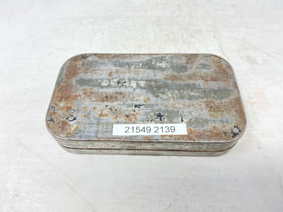 Vintage Fliegenbox, innen hell lackiert, 5 Fächer für Fliegen, Deckelinnenseite Lederfach für Vorfächer, Gebrauchsspuren