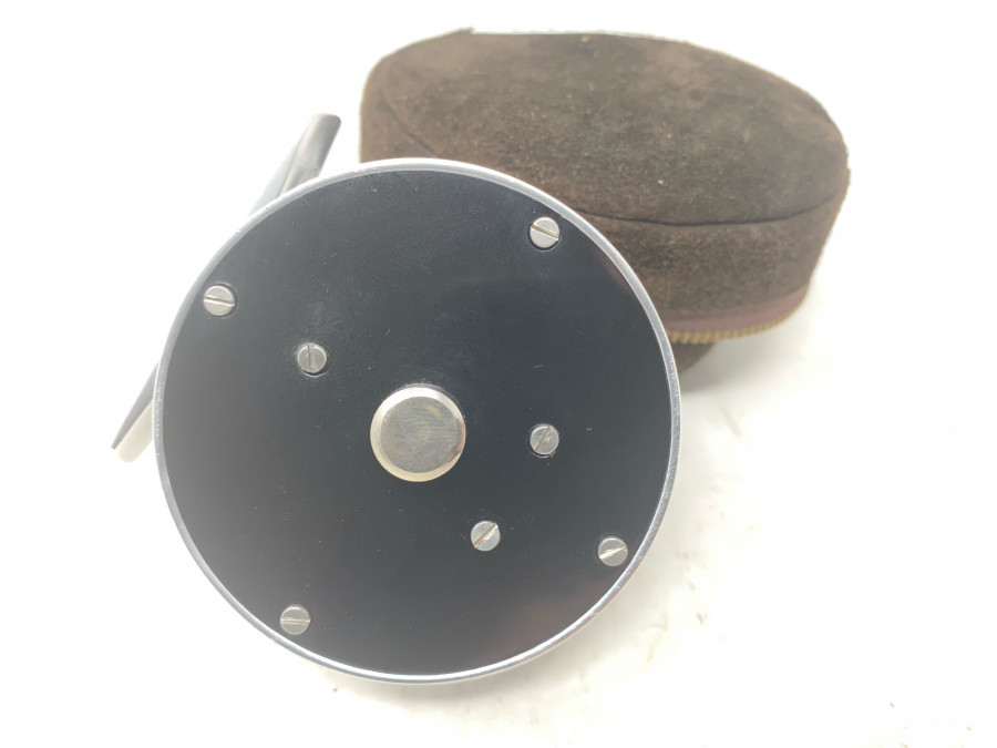 Kleine klassische Fliegenrolle, Rechts- oder Linkshand, #3/4, Rollendurchmesser 66mm, Rollenmbreite 36mm, neu in Rollenledertasche