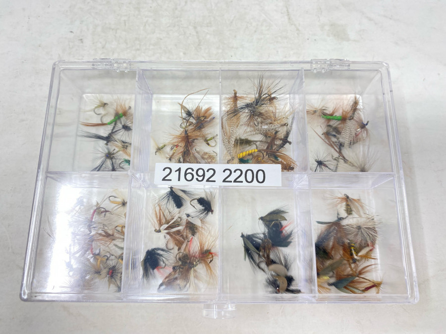 Kunststoffbox mit 105 Trocken- und Nassfliegen, brauchbare Qualität