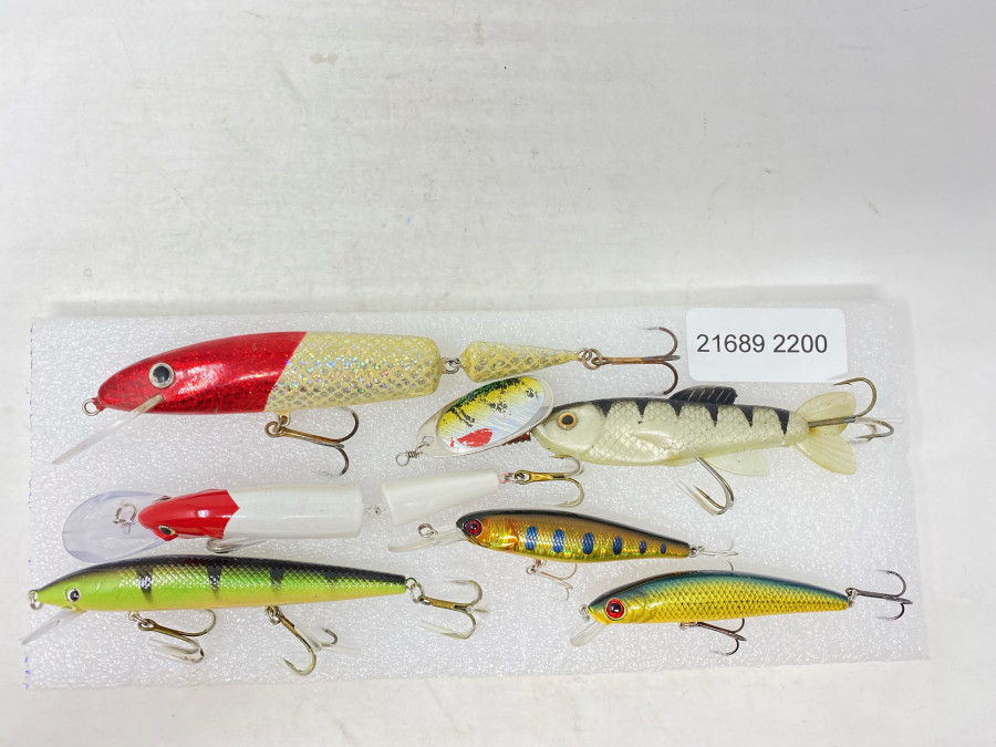 6 Wobbler: Hecht Wobbler, 18cm, rot mit goldenen Schuppen, 60er Jahre; Holzwobbler rot weiß, 17cm; Holzwobbler Squirrel SP gold schwarz, 12cm; Holzwobbler hechtfarben, 15cm; Gummifisch mit Löffel, 15cm, ungefischt