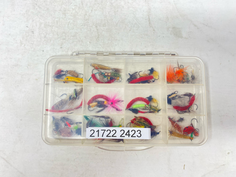 Kunststoff Fliegenbox, gefüllt mit 60 Nymphen, Nassfliegen, Käfer und Hopper, gebunden von Dr. Ingo Karwath, gute Qualität